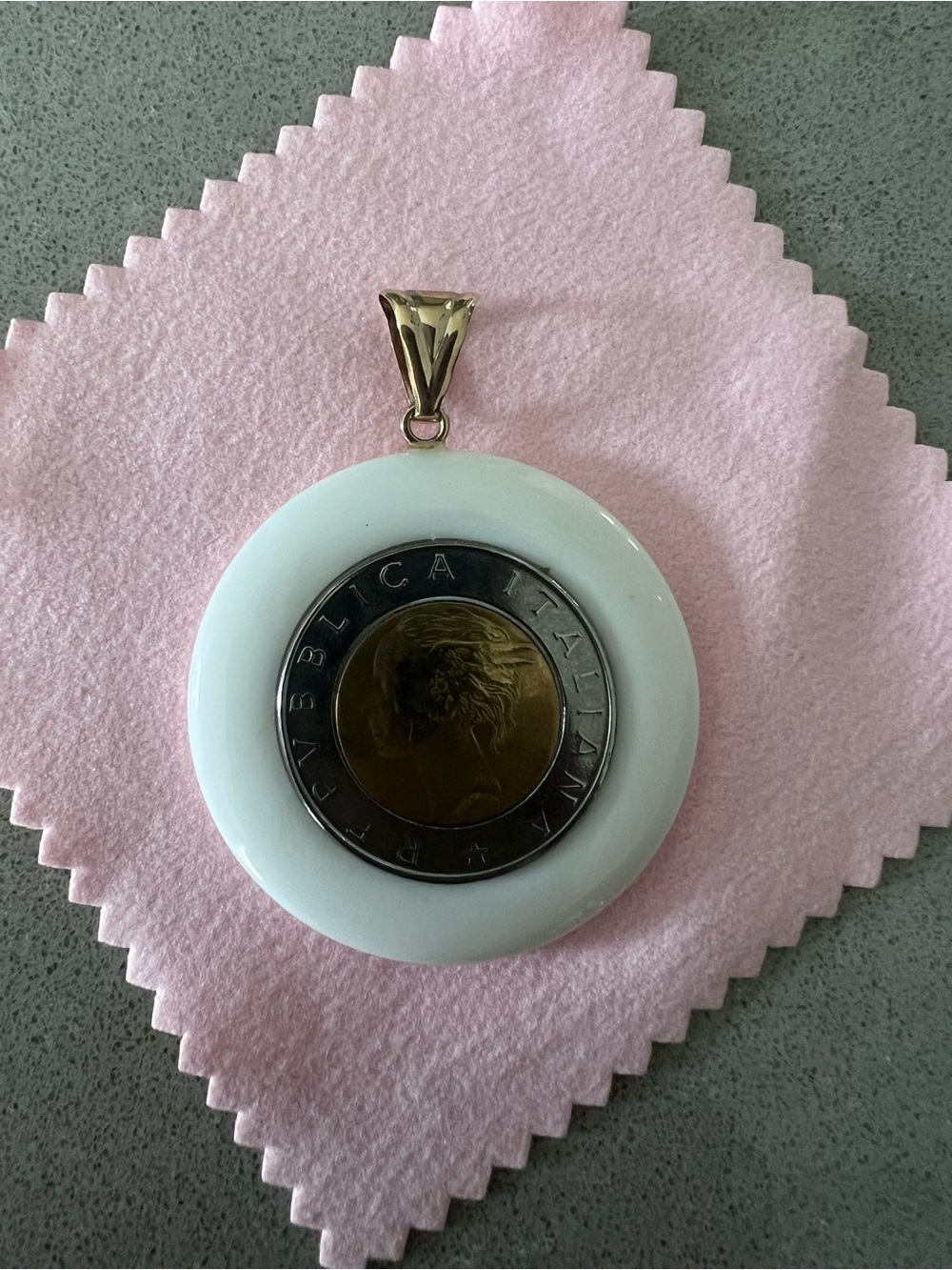 Vintage 14K Gold Milor of Italy Lira Coin encased in Agate
